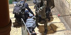 الاحتلال يعتقل شابة بزعم تنفيذ عملية طعن قرب المسجد الأقصى