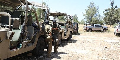 إسرائيل تعتقل 10 أشخاص وتنشر الحواجز قرب الحدود المصرية