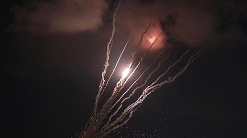 جيش الاحتلال يعترض صاروخين ويفتح الملاجئ في عسقلان