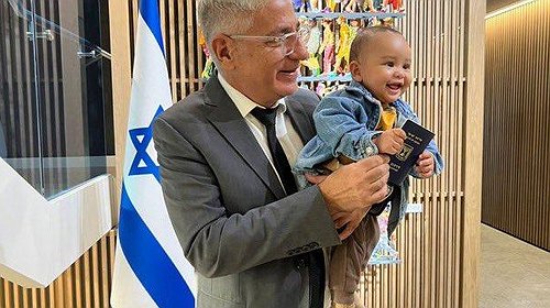 إصدار أول جواز سفر لطفل إسرائيلي ولد بالإمارات