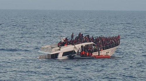 انتشال جثة فلسطينيين وإنقاذ وفقدان آخرين بغرق مركب قبالة اليونان