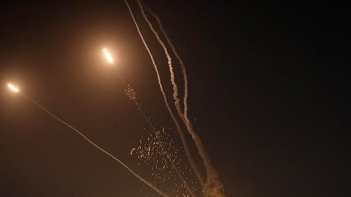 لحظة التقاط طائرة لصواريخ من غزة وهذه رسالة إسرائيل لمصر