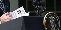"قصاصة ورق" تضع الرئيس الأمريكي بموقف محرج خلال مؤتمر صحفي