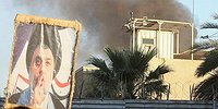 متظاهرون أضرموا النار في السفارة السويدية في بغداد