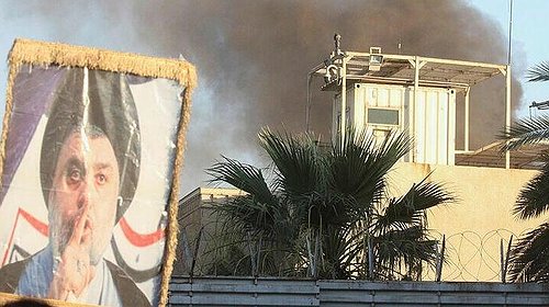 متظاهرون أضرموا النار في السفارة السويدية في بغداد