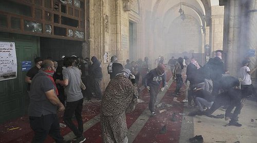 عشرات الاصابات باقتحام قوات الاحتلال المسجد الاقصى المبارك