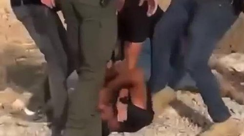 بشكل وحشي..الشرطة الإسرائيلية تعتدي بالضرب المبرح على أحد سكان النقب