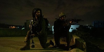 الاحتلال يُطلق النار على فلسطيني ويعتقله غربي رام الله