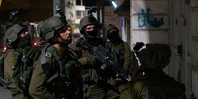 اعتقال عشرات المواطنين في الضفة الغربية فجراً