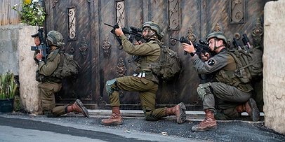 اعتقال 13 مواطناً بالضفة وتفجير سيارة مفخخة