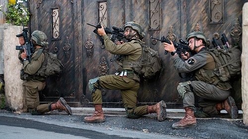 اعتقال 13 مواطناً بالضفة وتفجير سيارة مفخخة