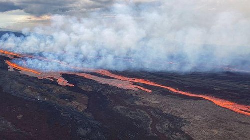 ثوران أكبر بركان نشط في العالم لأول مرة منذ عشرات السنين