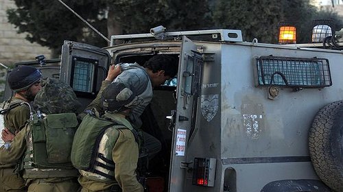 الاحتلال يعتقل 13 مواطنا في أنحاء متفرقة بالضفة الغربية