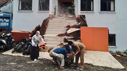 عشرات القتلى ومئات المصابين في زلزال ضرب إندونيسيا
