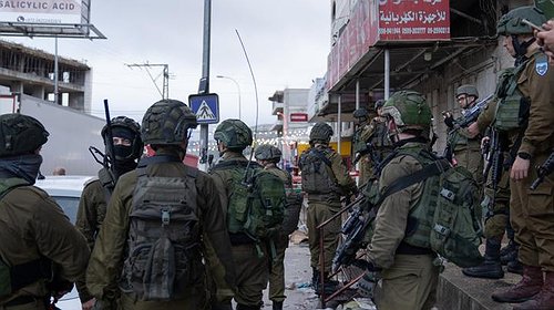 جيش الاحتلال يعتقل مواطنين بالضفة ويعثر على سلاح يتبع للجيش