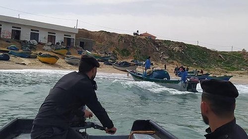 إصابة وفقدان صيادَين قرب الحدود البحرية المصرية