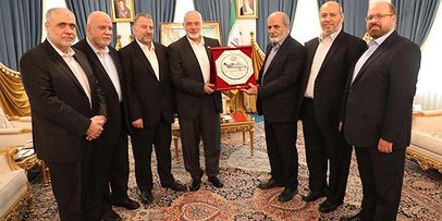 هنية يلتقي بأمين عام مجلس الأمن القومي الإيراني بطهران