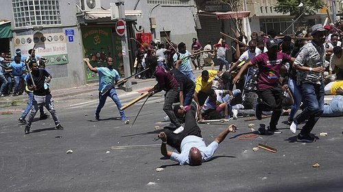 مئات الجرحى بتظاهرات عنيفة بين الإريتريين وساحة الحرب هي تل أبيب