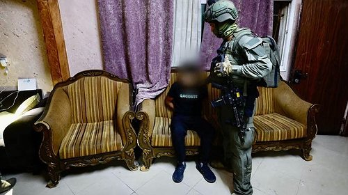 الشرطة الإسرائيلية تعلن اعتقال فلسطينييَن فجرا عبوة بقوة عسكرية