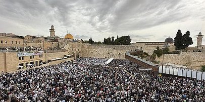 عشرات الآلاف من اليهود أدَّوا طقوساً تلمودية قرب حائط البراق