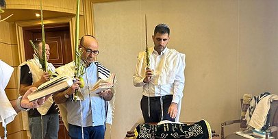 وزير إسرائيلي يؤدي طقوساً تلمودية في العاصمة السعودية