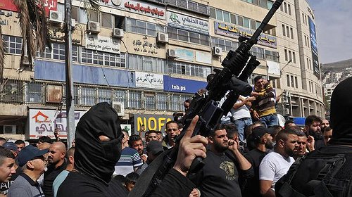 صحيفة عبرية: أسلحة أمريكية وصلت إلى مقاومي الضفة وقلق إسرائيلي