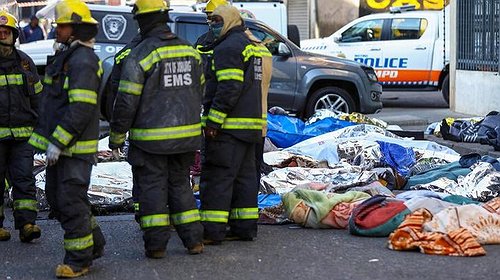 كارثة في جنوب أفريقيا: مقتل 73 شخصًا في حريق في جوهانسبرج